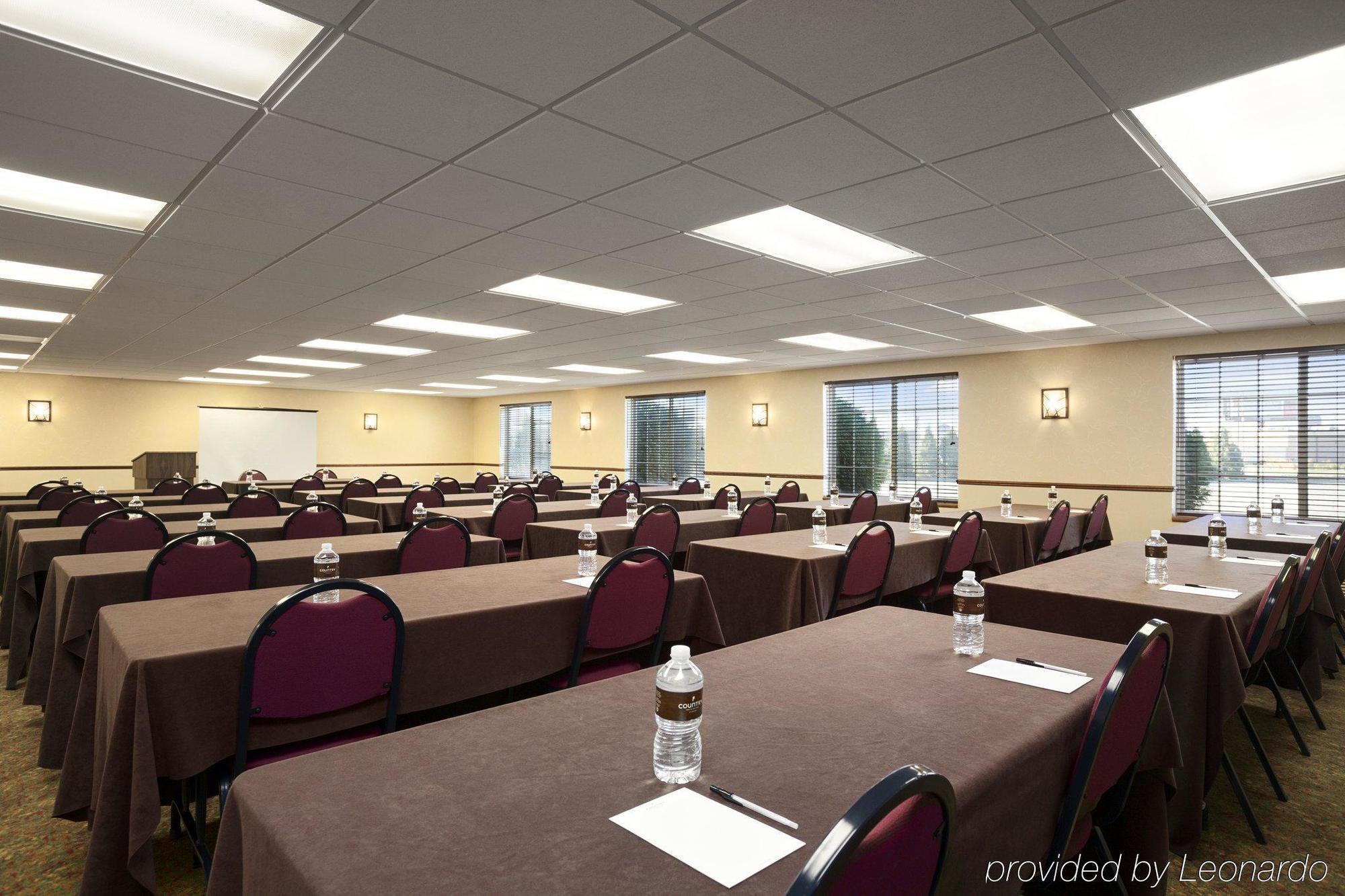 Country Inn & Suites By Radisson Bismarck Waterpark Exterior photo